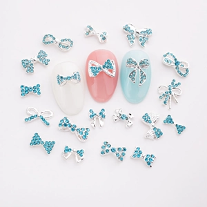 Bijoux d'ongles nœuds papillon argentés avec strass bleus pour manucure nail art