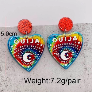Detail der bunten Ouija-Herzohrringe in Batik-Optik mit Maßen von 5,0 cm und 7,2 g