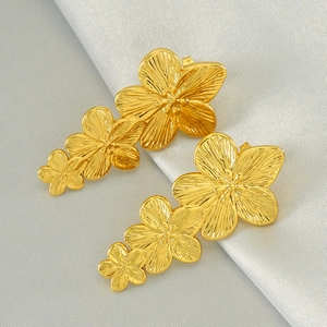 Luxurious gold triple-flower earrings in 18k titanium steel with vintage floral design