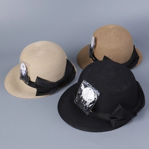 Drei Stroh-Sonnenhüte in Beige, Braun und Schwarz mit UPF 50+ Sonnenschutzetiketten