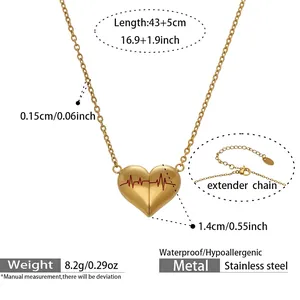Dettaglio della collana a cuore in acciaio inossidabile dorato con linea EKG rossa e misure