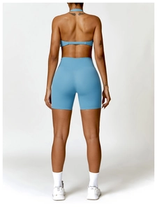 Vue arrière du short de yoga taille haute et de la brassière dos nu bleu clair