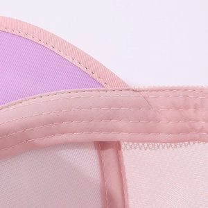 Détail du panneau en maille rose et violet avec coutures renforcées sur casquette enfant