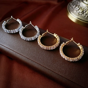 Élégantes boucles d'oreilles créoles en zircone dorées et argentées style luxe