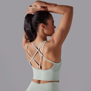 Détails de l'ensemble de sport vert menthe avec brassière à dos croisé et legging côtelé