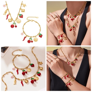 Vues détaillées de la parure de bijoux en acier doré avec pendentifs de fruits