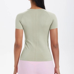 Dettaglio della maglia da yoga slim fit con trama jacquard senza cuciture sul retro
