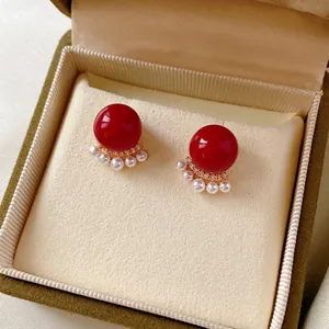 Orecchini a perno in argento placcato oro 18k con perla rossa e zircone in astuccio