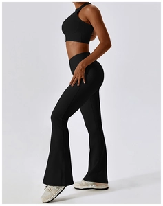 Vue latérale du pantalon de yoga évasé taille haute et du crop top pour le fitness
