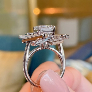 Vue latérale macro d'une bague géométrique en argent avec une large moissanite rectangulaire