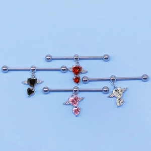 Piercing industriale con ali di diavolo e zirconi colorati a forma di cuore vibrante
