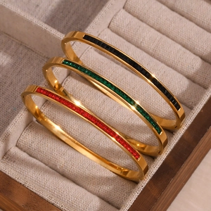 Minimalistische Armreifen aus 18K vergoldetem Edelstahl mit bunten quadratischen Steinen