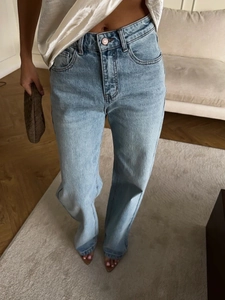 Détail du jean bleu clair à taille haute et coupe droite en denim de haute qualité