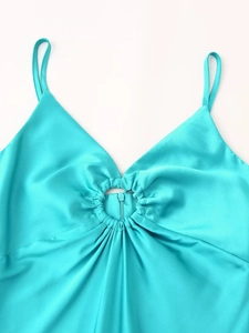 Détail de robe nuisette en satin bleu sarcelle avec col en V et anneau central