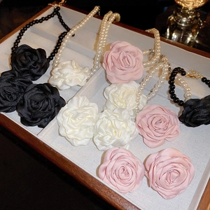 Ensemble élégant de colliers camélia en tissu et ras-de-cou en perles noir blanc rose