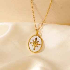 Collana con ciondolo a stella ovale placcata in oro 18 carati su seta con luce calda