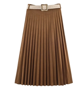 Détails d'une jupe mi-longue plissée marron avec ceinture beige et boucle carrée