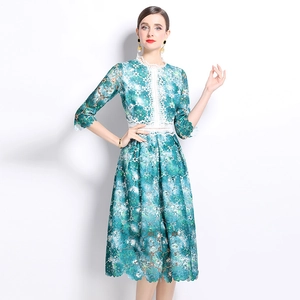 Élégante robe en dentelle florale turquoise et blanc avec une silhouette évasée évidée