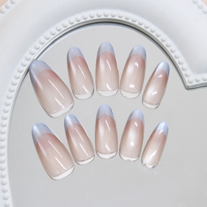 Handgefertigte lange Mandelnägel mit nebelblauen French Tips und silbernem Glitzer-Akzent
