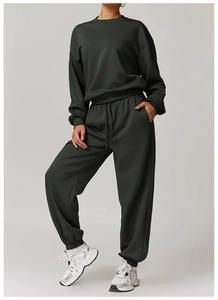 Detailansicht der dunkelgrünen Jogginghose mit elastischen Bündchen und Premium-Struktur