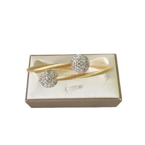 Bracelet câble élégant en acier inoxydable doré 18k avec extrémités pavées de cristaux