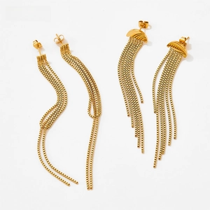 Détail de boucles d'oreilles pendantes dorées à franges avec clous géométriques élégants