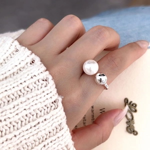Detaillierte Nahaufnahme eines minimalistischen S925 Silberrings mit Perle und Silberkugel