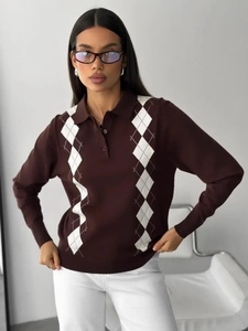 Slim fit brown polo sweater with white diamond pattern and waffled texture for women