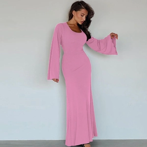 Dettaglio della trama a coste e della manica lunga su un vestito lungo aderente rosa