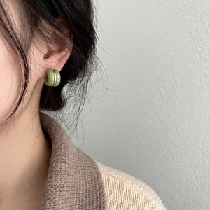 Minimalist bean green C-shape stud earrings with gold metal stripe for women