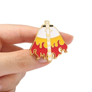 Gros plan d'un badge émaillé à motif de flammes avec bordures dorées en détail