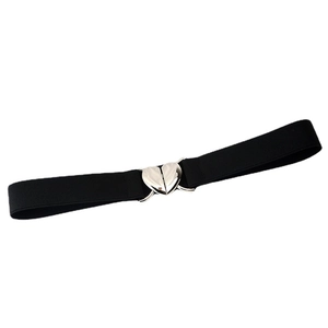 Ceinture élastique noire pour femme avec boucle en métal argenté en forme de cœur sur blanc
