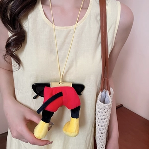 Detail eines Mickey-Plüsch-Brillenhalters, der als tragbares Hals-Accessoire getragen wird