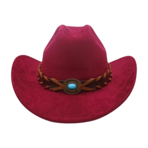 Détail d'un chapeau de cow-boy magenta avec bande en cuir tressé et boucle turquoise