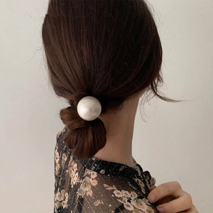 Elastico per capelli minimalista con grande perla bianca e cordino nero ad alta elasticità