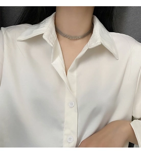 Gros plan du ras-du-cou GOOD LUCK en titane avec texture mesh sur mannequin