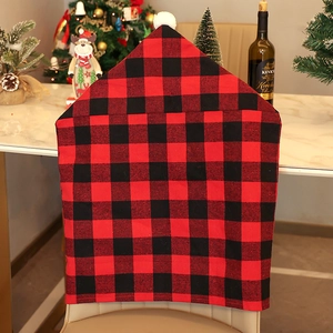 Housse de chaise de Noël à carreaux buffalo avec pompon blanc et décorations festives