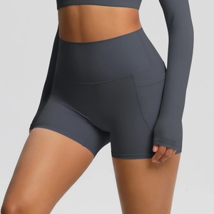 Gros plan du short de yoga gris foncé à taille haute avec poches latérales pratiques