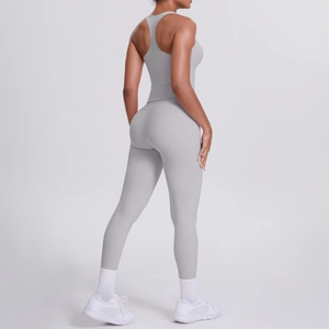 Détail de l'ensemble de yoga gris avec soutien-gorge de sport et legging taille haute