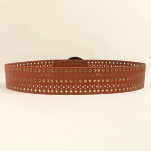 Detailaufnahme des braunen Boho-Gürtels aus Kunstleder mit Ösen und Bronze-Details