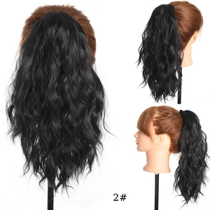 Détail de la texture ondulée d'une extension de queue de cheval synthétique noire de 30 cm
