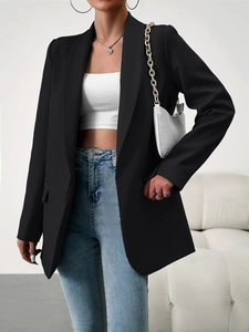 Chic blazer noir à revers cranté porté avec un jean bleu clair sur un mannequin