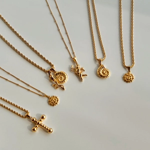 Parure de colliers en acier titane plaqué or 18 carats avec pendentifs croix et soleil