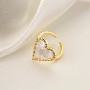 Détail de la bague coeur ajustable en or avec incrustation blanche et bordure en zircone