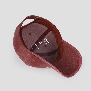 Vue intérieure d'une casquette bordeaux délavée avec coutures et sangle réglable