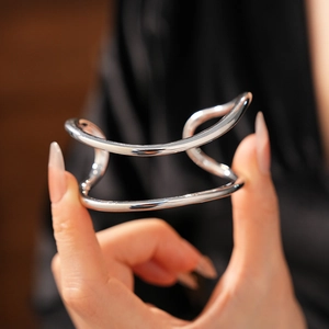 Détail du bracelet double couche argenté avec texture irrégulière en métal liquide
