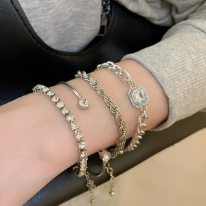 Détail du lot de quatre bracelets argentés sertis de zircons portés au poignet