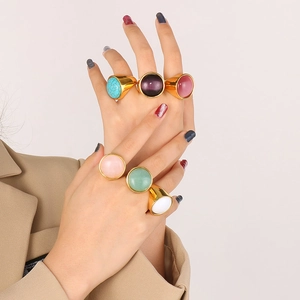 Anello punk 23mm in acciaio dorato con pietre ovali multicolore indossato da una modella
