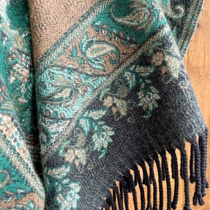 Ethnic paisley pattern scarf with fringes made of poly-cotton blend in dark brown and teal