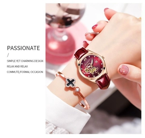 Dettaglio dell'orologio da donna in oro rosa con quadrante rosso e cinturino in pelle